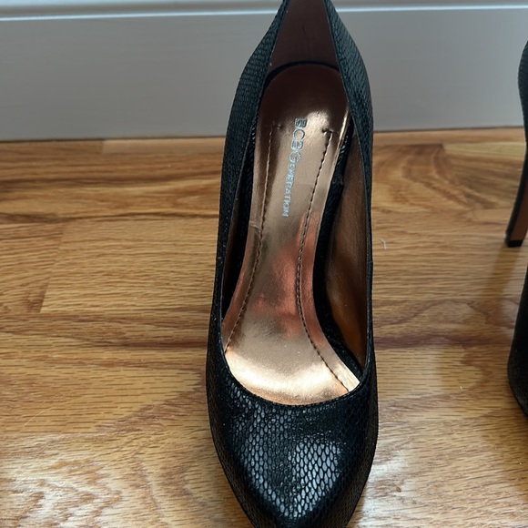 BCBG Generation platform textured heels.      Size 7.5 - Picture 2 of 6